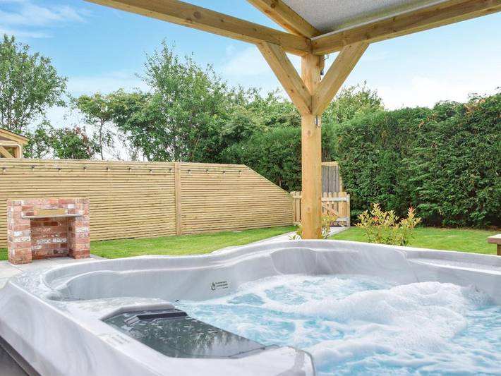 Glamping for 2 people, with Hot tub and Garden in Chester