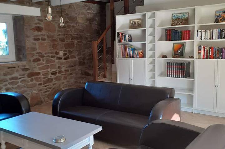 Maison en pierre à 10 mn de la plage in Plufur, Ceinture Dorée