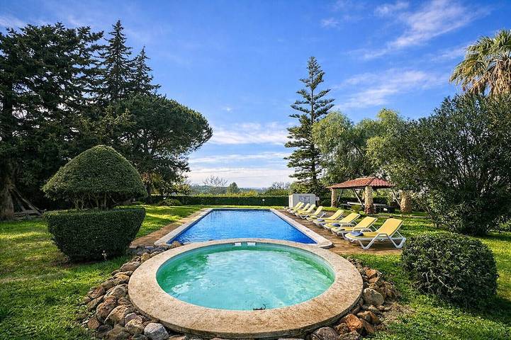 Villa für 10 Personen, mit Terrasse und Garten sowie Pool