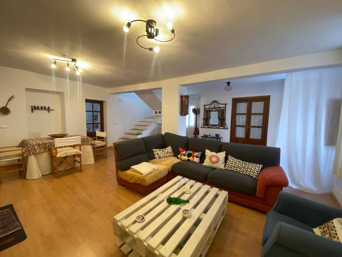 Three-Bedroom House in Genalguacil, Malaga Prowincja