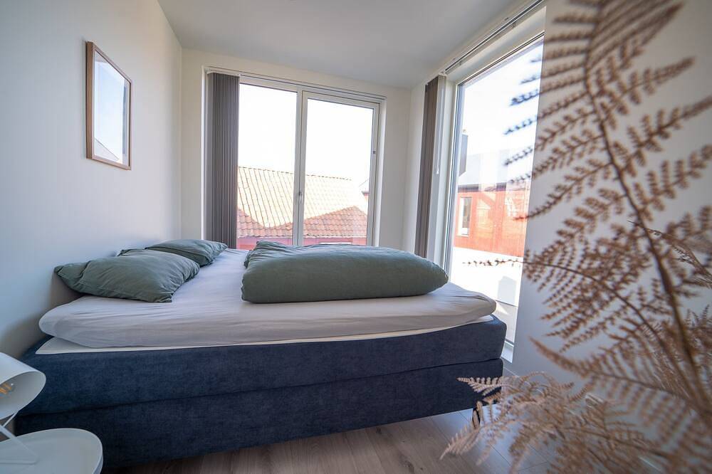 Neues Ferienhaus am Meer mit Glasfront, Kamin & Boot. Haustierfreundlich in Vestbygd, Farsund