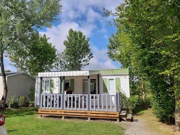 Mobil home pour 4 personnes, avec jacuzzi ainsi que bassin pour enfant et sauna à Apremont