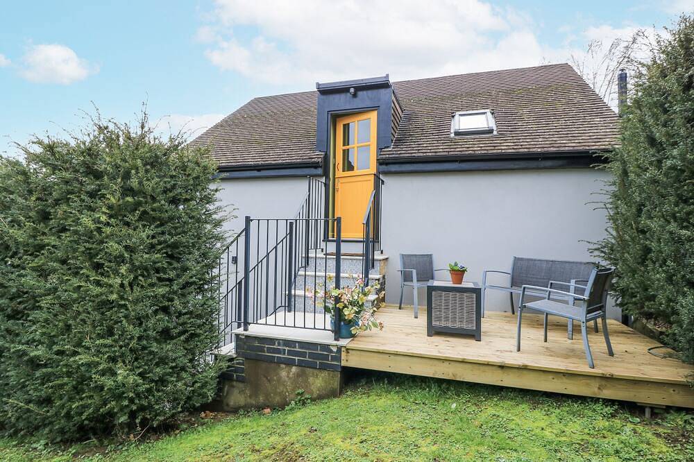 Golden Valley View, romantic, character holiday cottage in Stroud in Stroud, Gloucestershire