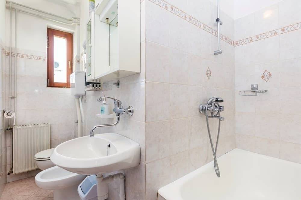 Ganze Wohnung, 2-Zimmer-Ferienwohnung mit Terrasse Cres in Cres Stadt, Cres