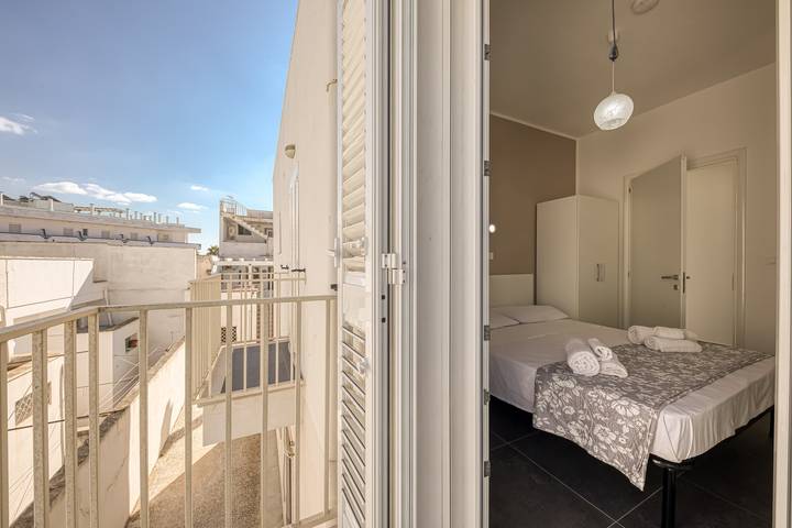Apartamento entero, Apartamento 'Grande Struttura - Matrimoniale 1' con balcón, Wi-Fi y aire acondicionado in Ugento, Golfo de Tarento