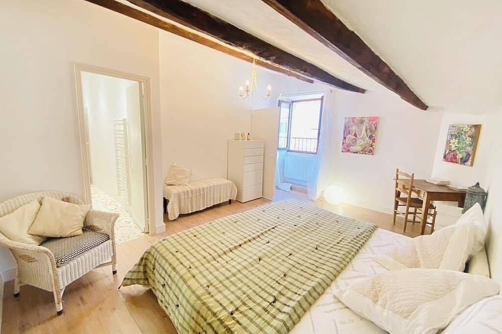 Village house in the heart of Cabris, spacious, elegant, quiet. in Cabris, Cannes region
