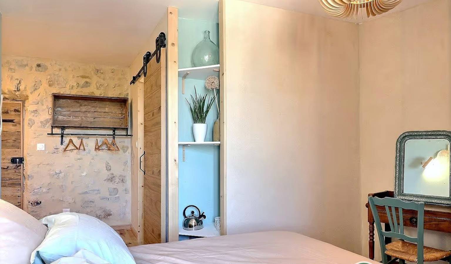 Chambre d’hôtes « Côté Cour » avec grande cour partagée et Wi-Fi in Saint-Remèze, Privas