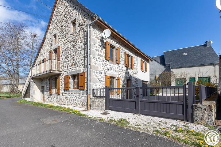 Gîte pour 6 personnes, avec terrasse et jardin, animaux acceptés à Murol - 3