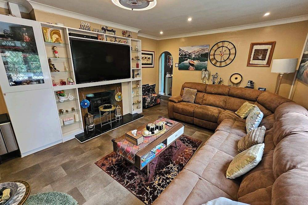 Large 4 bed house with huge garden and parking in Sutton (London), London