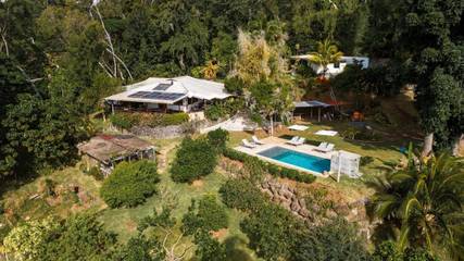 Gîte pour 6 personnes, avec piscine ainsi que vue et jardin dans Pirae