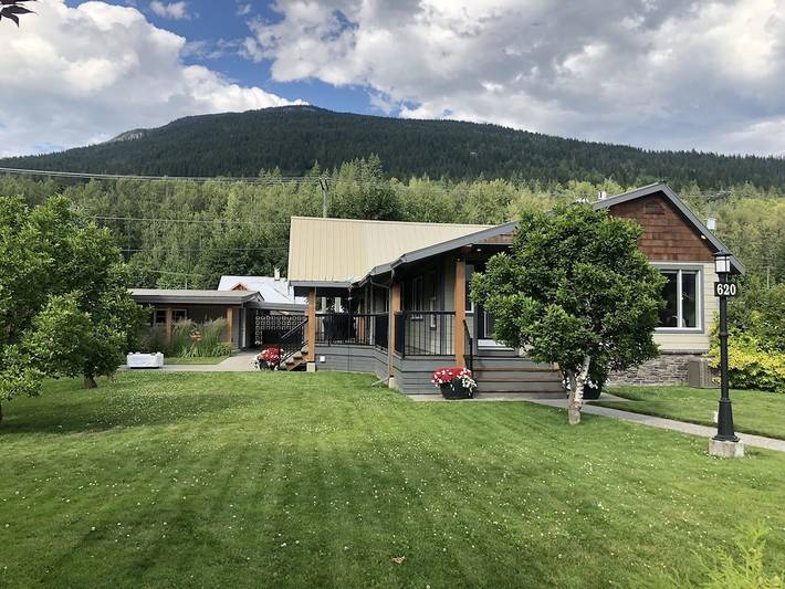 Vacation rental for 8 people, with garden and hot tub as well as balcony in Revelstoke