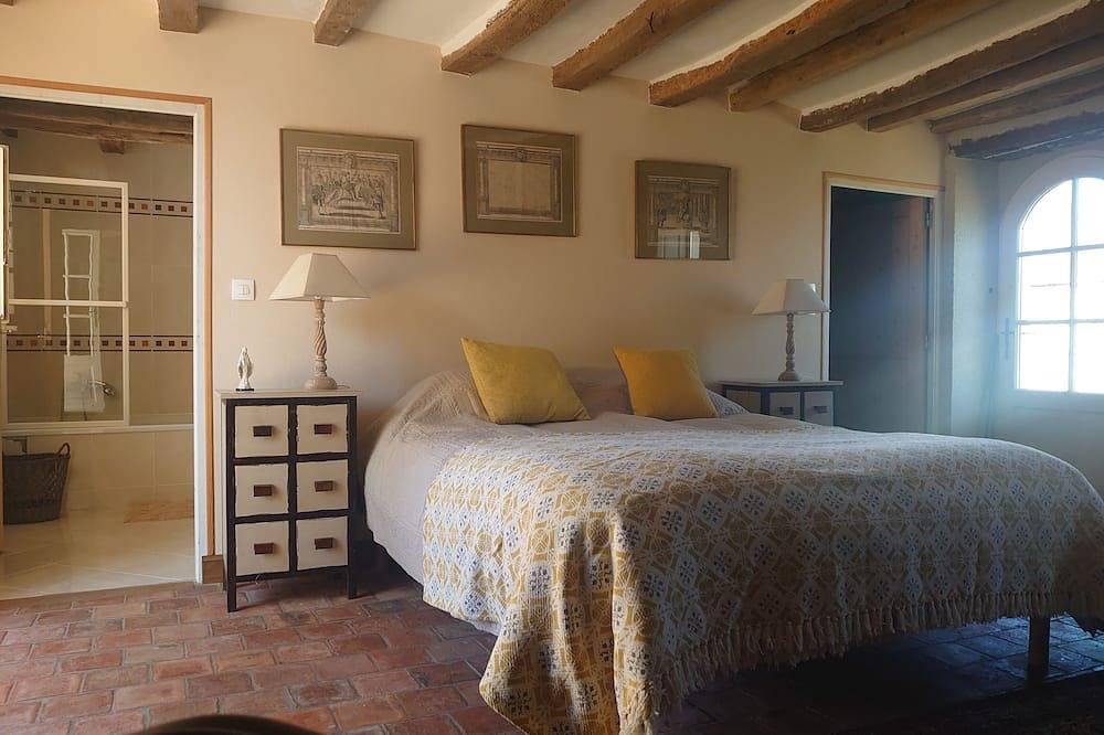 Longère de charme, 6 personnes, 3 chambres (2 suites), calme, jardin, parking in Saint-Macaire-du-Bois, Vallée de la Loire