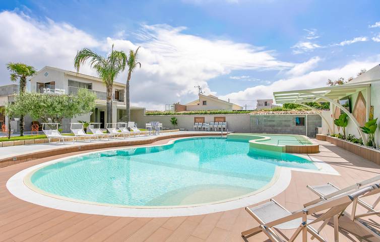 Casa vacanza per 10 persone, con terrazza e giardino nonché piscina a Siracusa