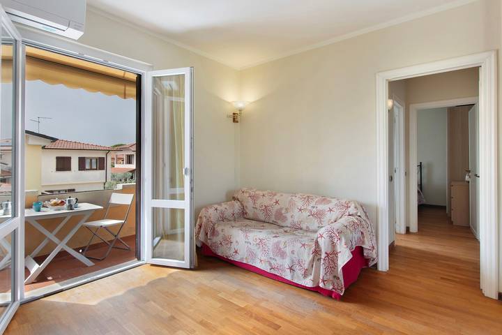 Appartamento intero, Appartamento 'Raggio Di Sole' con balcone e Wi-Fi in Torre del Lago Puccini, Viareggio