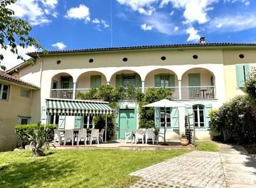 Gîte pour 13 personnes, avec balcon ainsi que piscine et jardin à Estadens