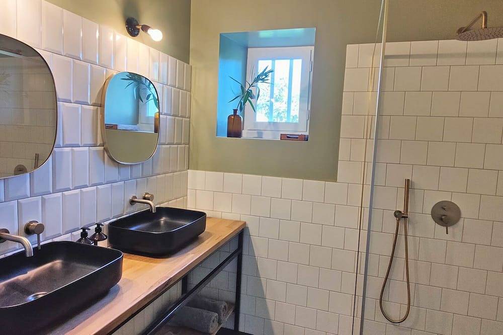Appartement entier, Domaine Lapèze, hilltop house in the Lot with stunning views, walk to Montcuq. in Montcuq-en-Quercy-Blanc, Quercy