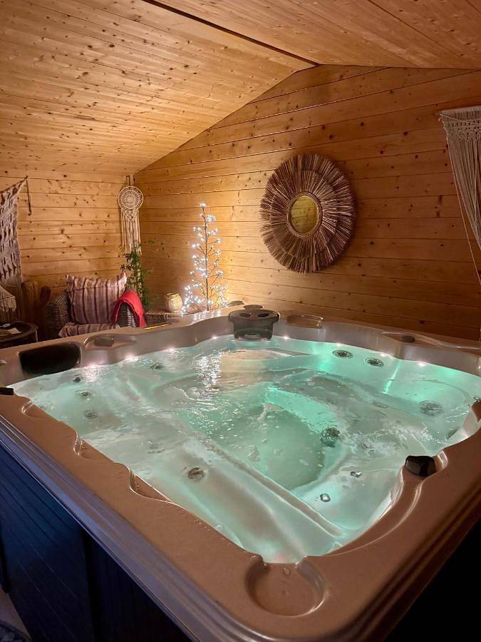 Location de vacances pour 2 personnes, avec sauna et piscine ainsi que jardin et vue à Charmes-sur-l'Herbasse