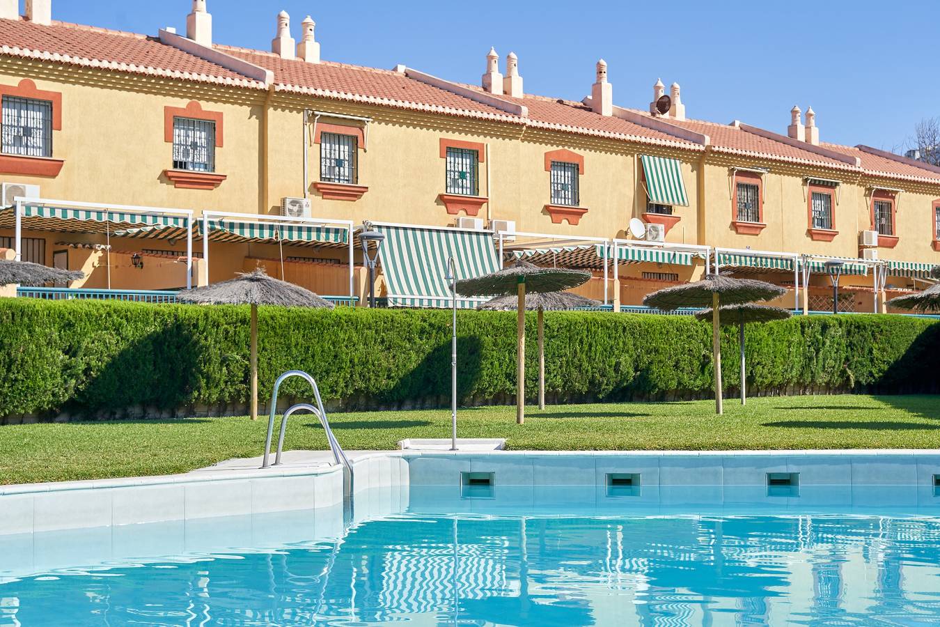 Casa de vacaciones 'Del Mar Salobreña' con piscina compartida, terraza privada y jardín compartido in Salobreña, Costa Tropical