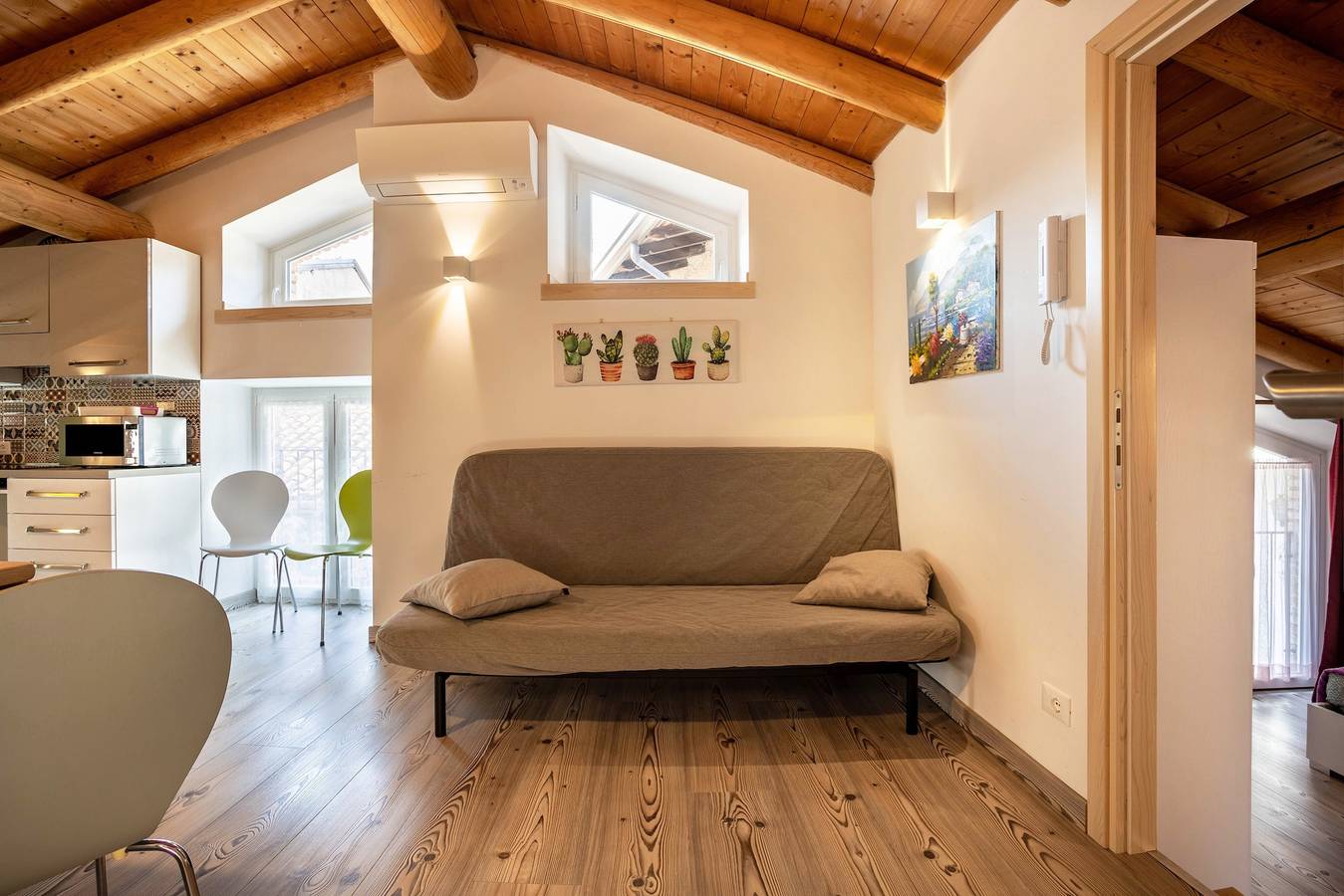 Entire apartment, Holiday Apartment Gufo with Balcony, Shared Pool & Wi-Fi in Tremosine, Garda Mountains