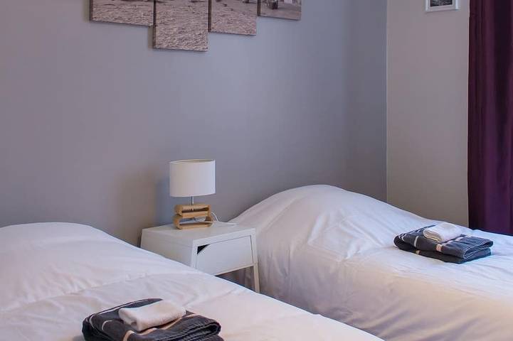 Apartamento entero, Cuádruple-Familiar-Baño en la habitacion-Vista a la Ciudad in San Quintín (Aisne), Aisne