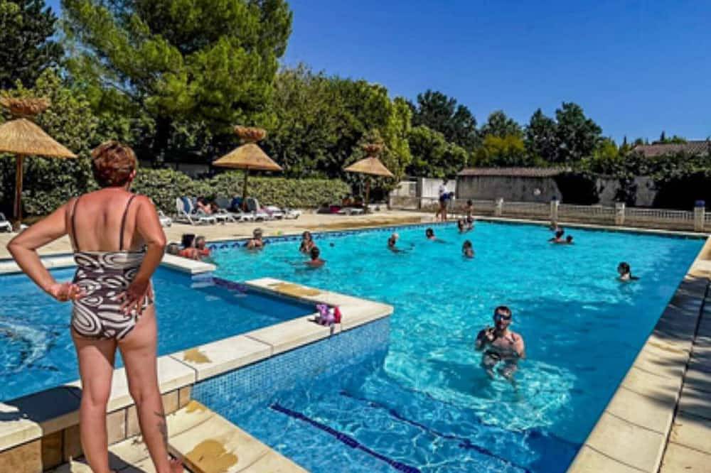 3-room chalet with terrace, 4 guests, comfort and tranquility in Noves, Arles region