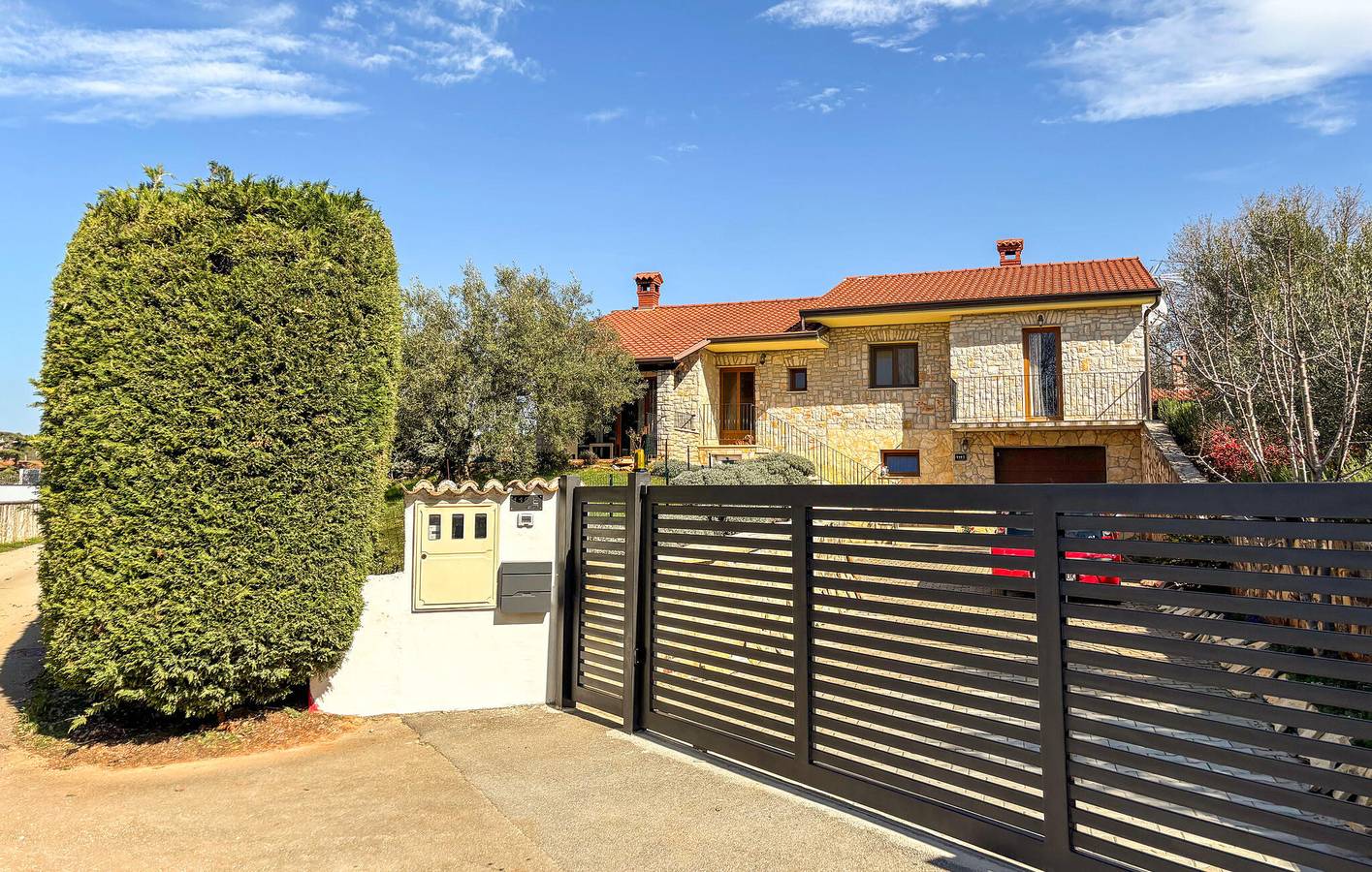 Reizendes Apartment mit einem Schlafzimmer, Pool und WLAN in Labinci in Kastelir, Općina Kaštelir - Labinci