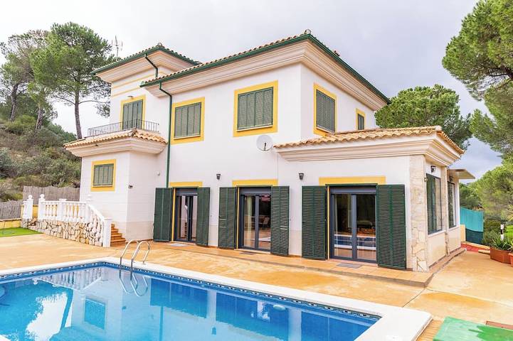 Ferienhaus für 6 Personen, mit Pool und Garten sowie Balkon