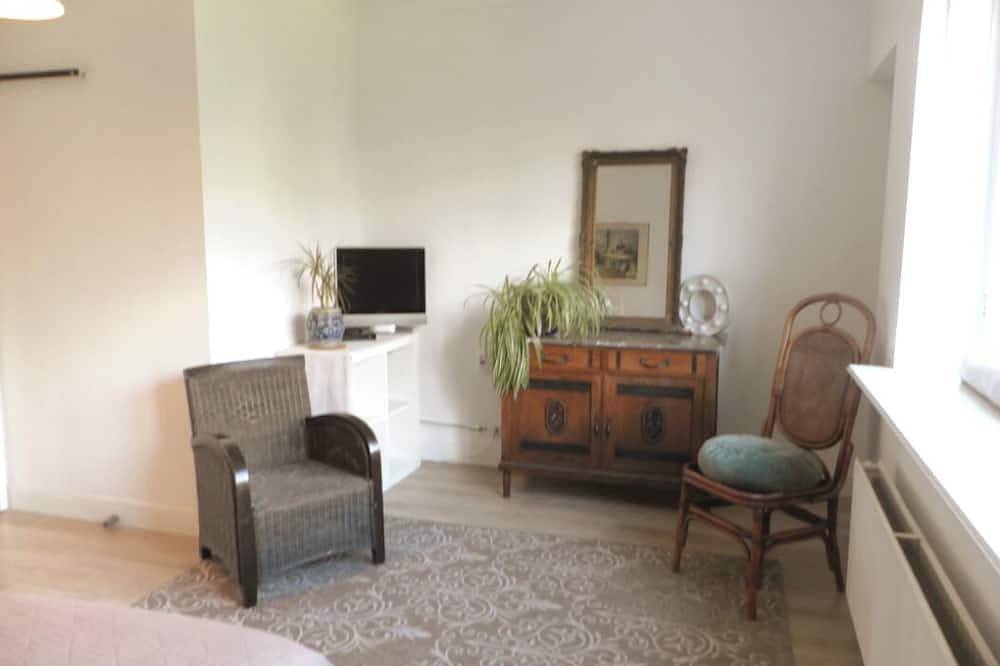 Ganze Wohnung, Schöne renovierte geräumige Wohnung in Villa des 19. Jahrhunderts, mit Blick auf den Kanal in Amsterdam Oost, Holländische Küste