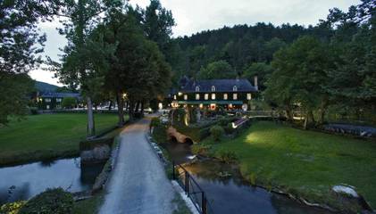 Hôtel pour 2 personnes, avec piscine ainsi que jardin et vue à Coly