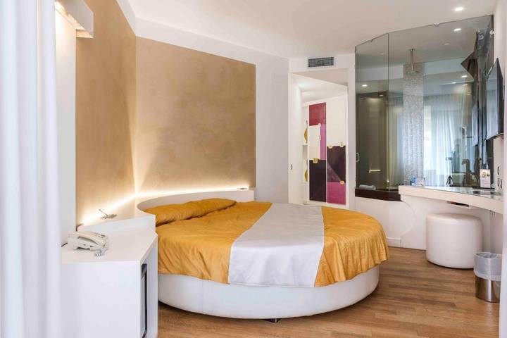 Hotel per 4 persone, con terrazza - 1
