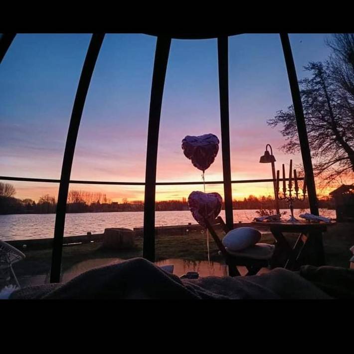 Location de vacances pour 2 personnes, avec Jacuzzi et Terrasse ainsi que Jardin et Vue sur le lac à Ardres