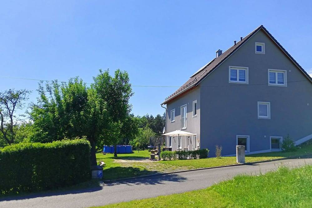Ganze Wohnung, Gemütliche Ferienwohnung (74 qm) mit Terrasse für bis zu 4 Personen in Kemnath, Ostbayern