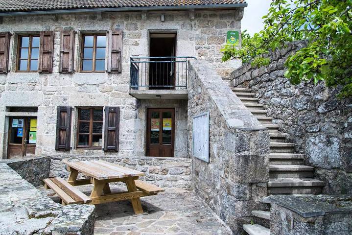 Gîte pour 5 personnes, avec terrasse et piscine à Brion (Lozère)