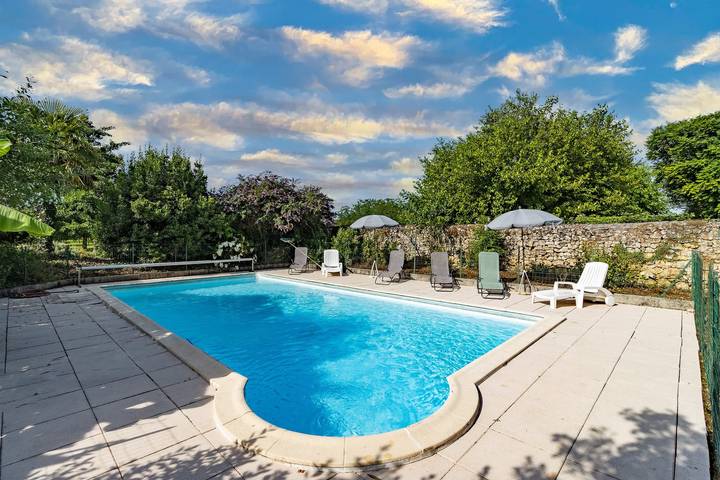 Casa vacanze 'Maison En Pierre Piscine Clim' con piscina privata, Wi-Fi e aria condizionata in Varennes (Dordogne), Périgord Pourpre