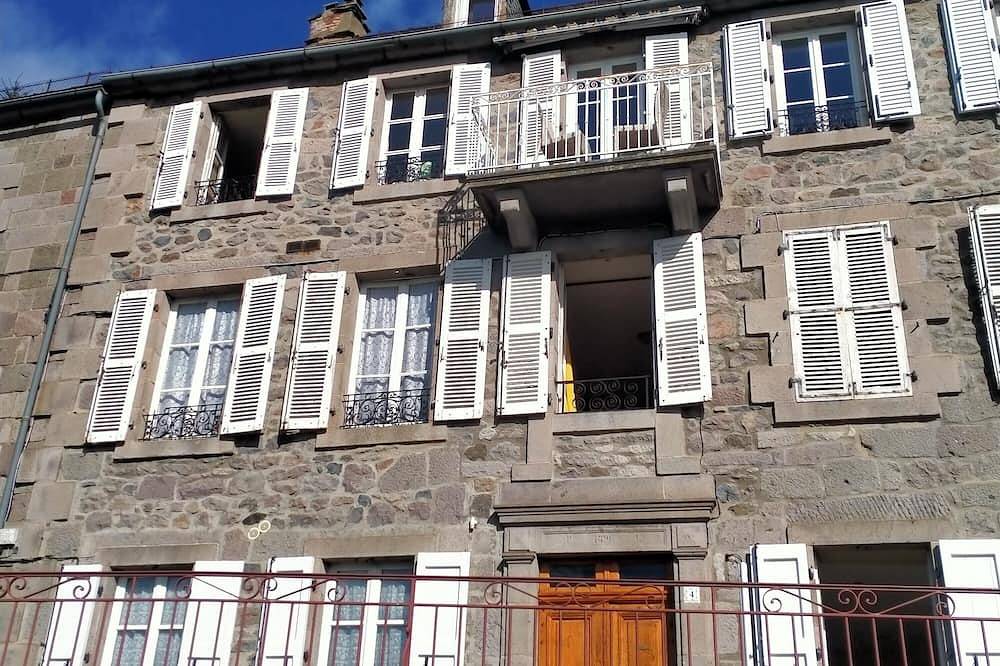Entire apartment, Apartment In The Heart Of The Mountains Of Central Solid in Volcans d'Auvergne Regional Nature Park