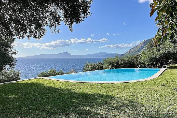Villa Silara: A characteristic and welcoming three-story villa which faces the sun and the sea, with Free Wi-Fi. in Spiaggia nera (Maratea), Maratea