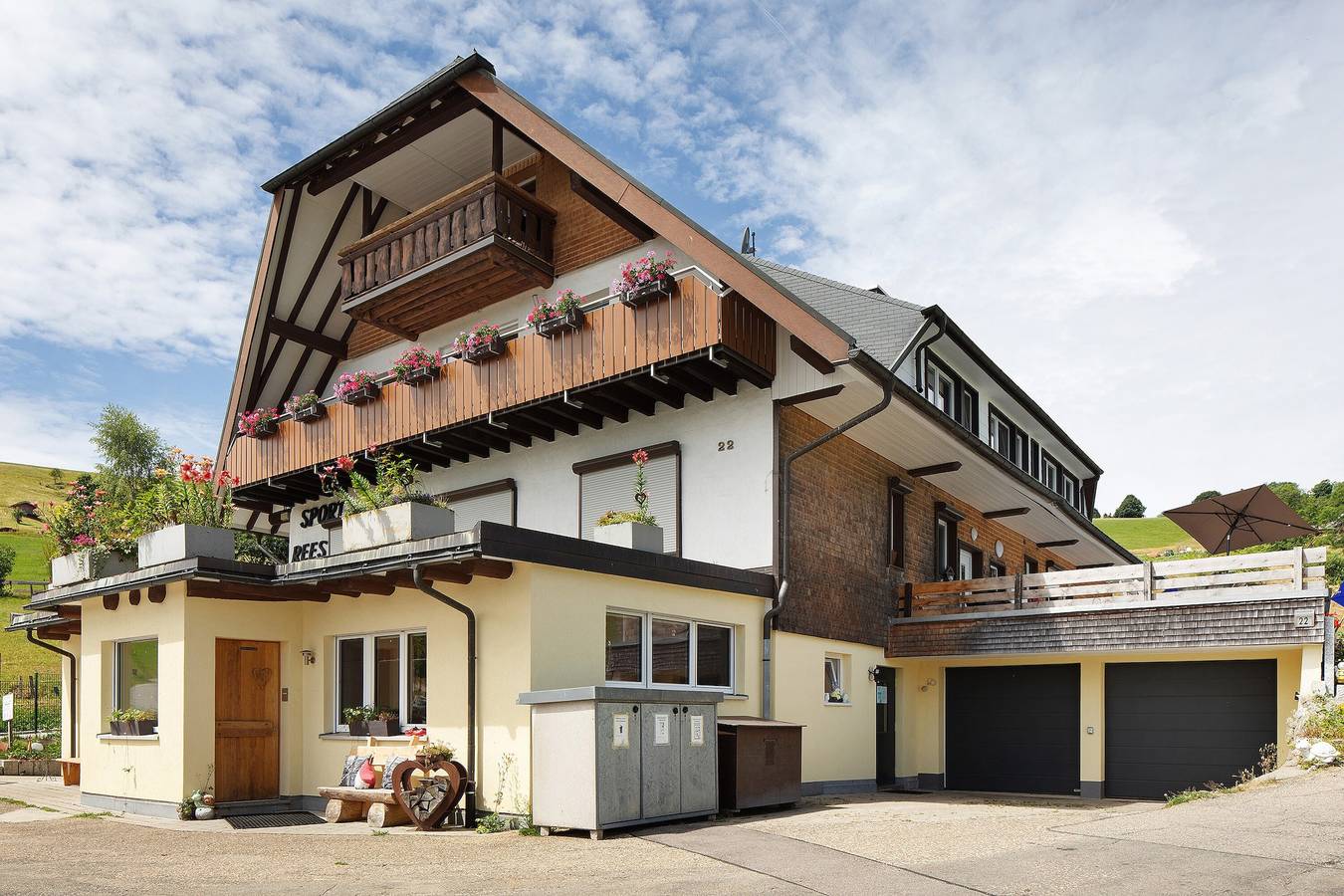 Ferienhaus 'Sport Rees - 7 Fewo Eventraum' mit Bergblick, privater Terrasse & Wlan in Hofsgrund, Oberried