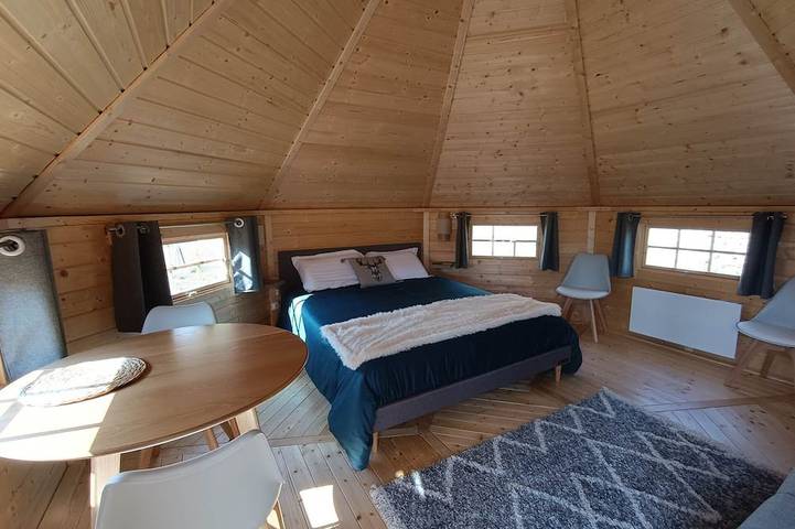 Cabane \"Laponie\" avec Sauna en option in Pradines (Loire), Région de Roanne