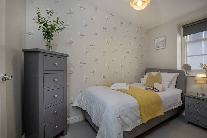 Five - La Petite Maison is a stylish waterfront holiday apartment in Brixham in Brixham, Torbay