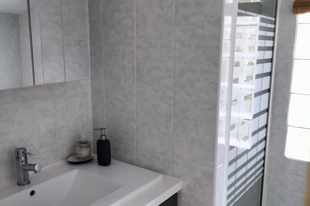 Entire apartment, Charming air-conditioned studio with swimming pool for 2 people in Évenos, Toulon region