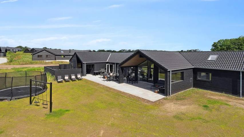 Ferienhaus für 21 Personen, mit Pool und Whirlpool sowie Terrasse und Sauna in Mommark