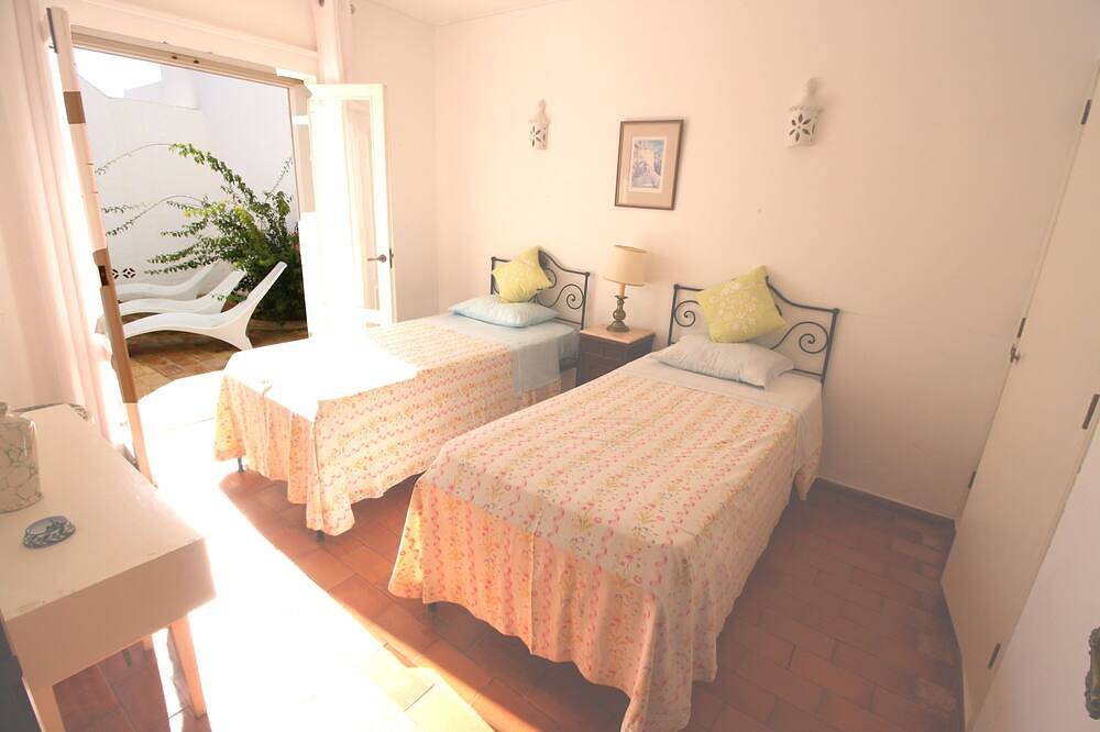 Private Pool and just 3 mins Walk to Blue Flag Beach, Restaurants and Promenade. in Praia da Luz, Faro District