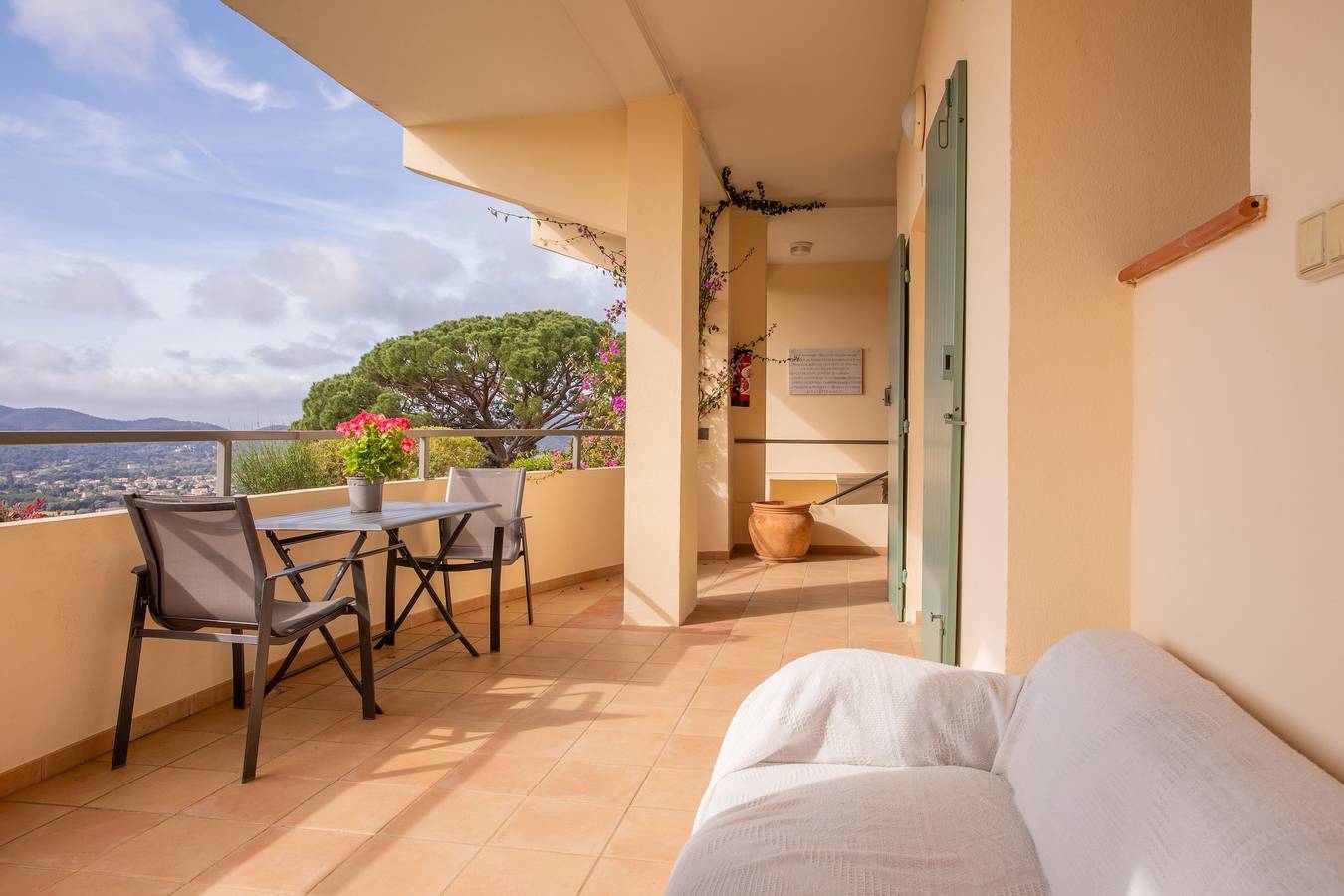 Entire apartment, Apartment 'Le Mas Berliat N°7' with Sea View, Shared Garden and Wi-Fi in Bormes-les-Mimosas, Parc national Port-Cros