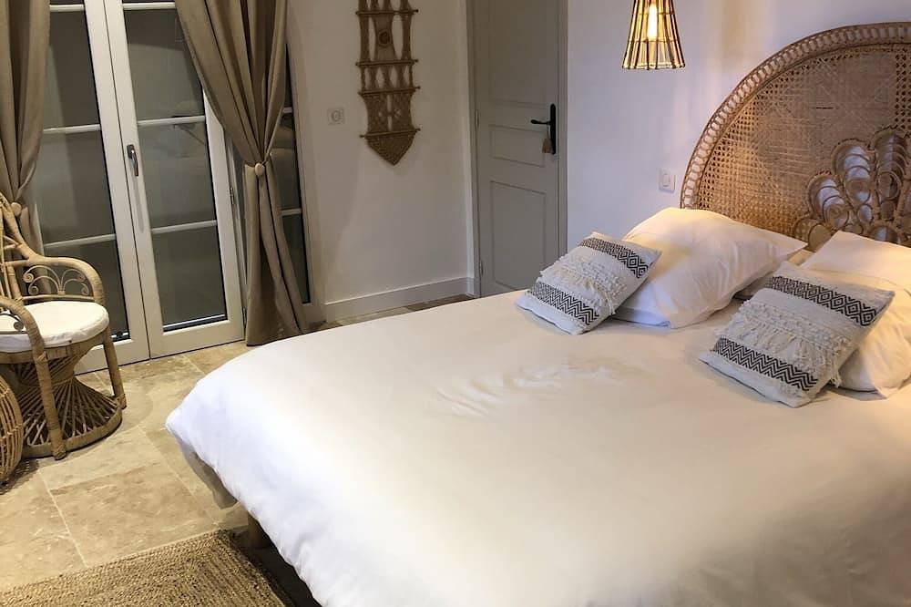 Large charming Bastide- private pool- Air conditioning- Wifi-1.2 km from St Tropez-Vue Mer in Gassin, Draguignan Region