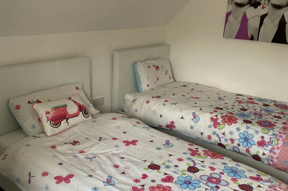 Party Lodge - luxury 4-bedroom lodge with private hot tub, large gardens, barbecue area, lovely view in Stirling, Stirling und Umgebung