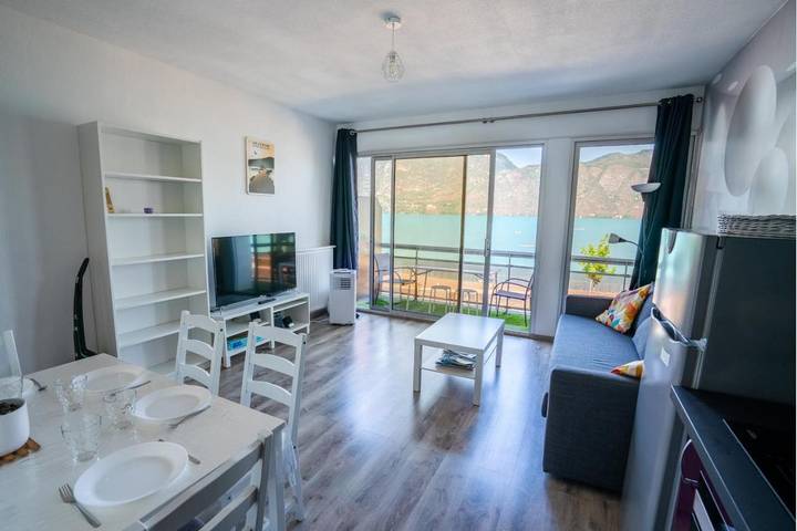Gîte pour 4 personnes, avec vue ainsi que vue sur le lac et terrasse à Tresserve - 2