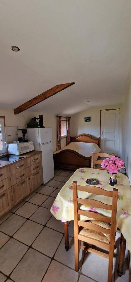 Cottage pour 2 personnes, avec terrasse ainsi que jardin et vue dans Cosges