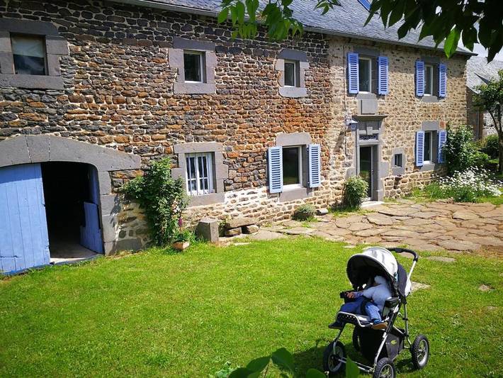Location de vacances pour 15 personnes, avec terrasse et jardin dans Neuvéglise-sur-Truyère