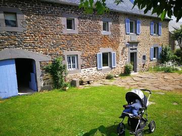 Gîte pour 15 personnes, avec terrasse et jardin à Neuvéglise
