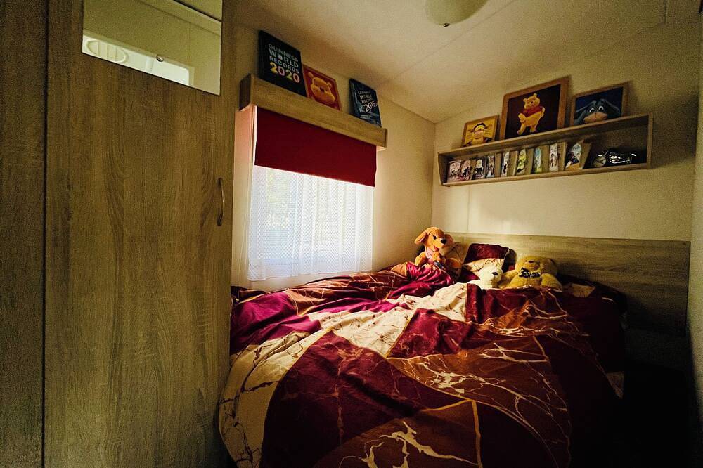Mindful caravan stay w/one suitcase. Sleeps ≤4. Garden seating, Tv-detox + Wifi. in Selsey, West Sussex